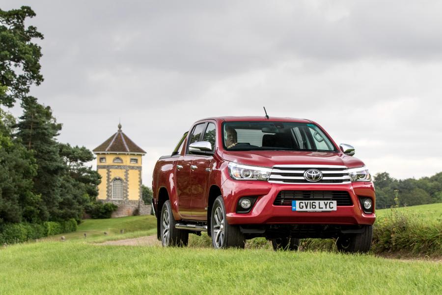  Toyota Hilux Invincible Double Cab 2016 года  (UK) (фото 17 из 30)